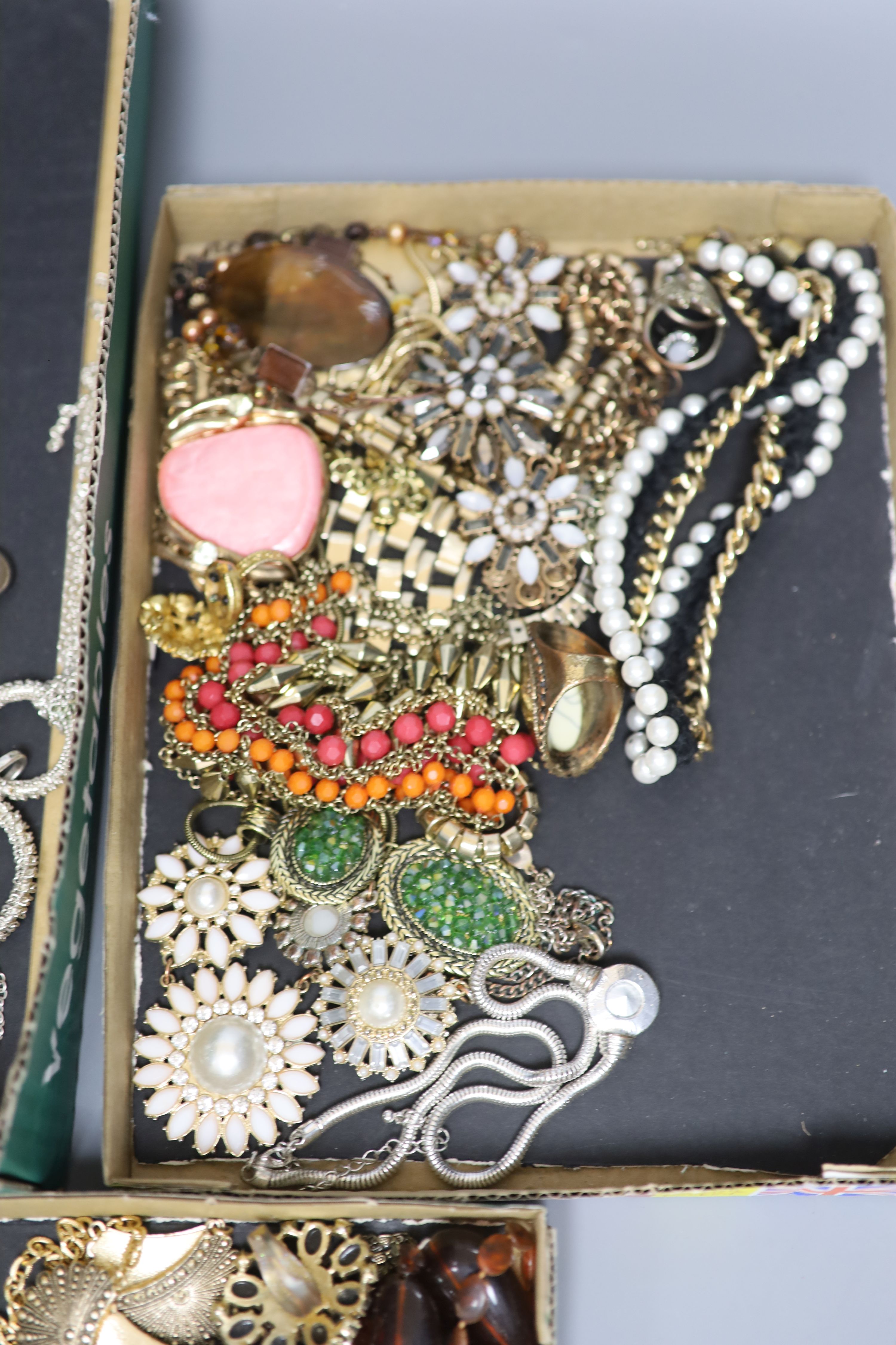 A quantity of assorted costume jewellery.